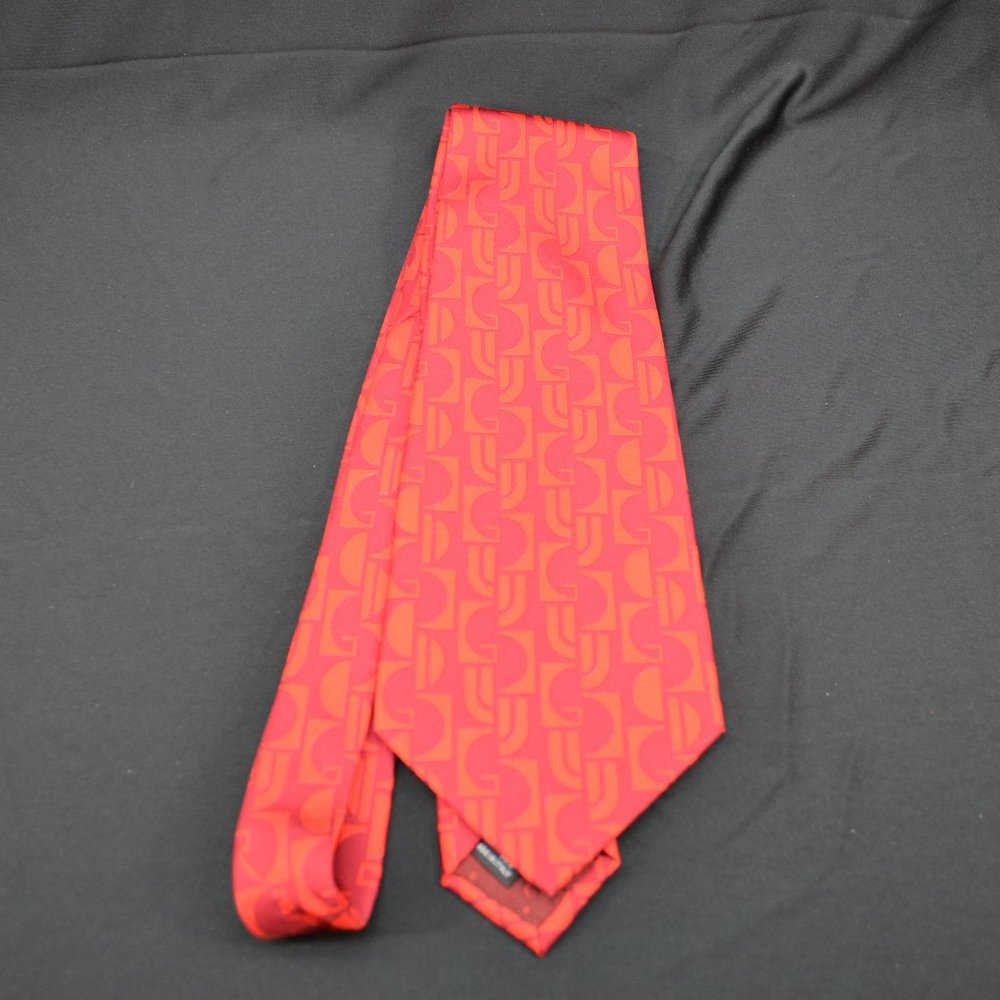 NWOT Authentic Gucci tie - red with stylized G